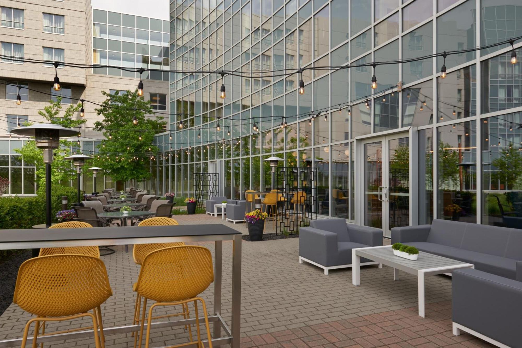 Residence Inn By Marriott Calgary Airport Bagian luar foto