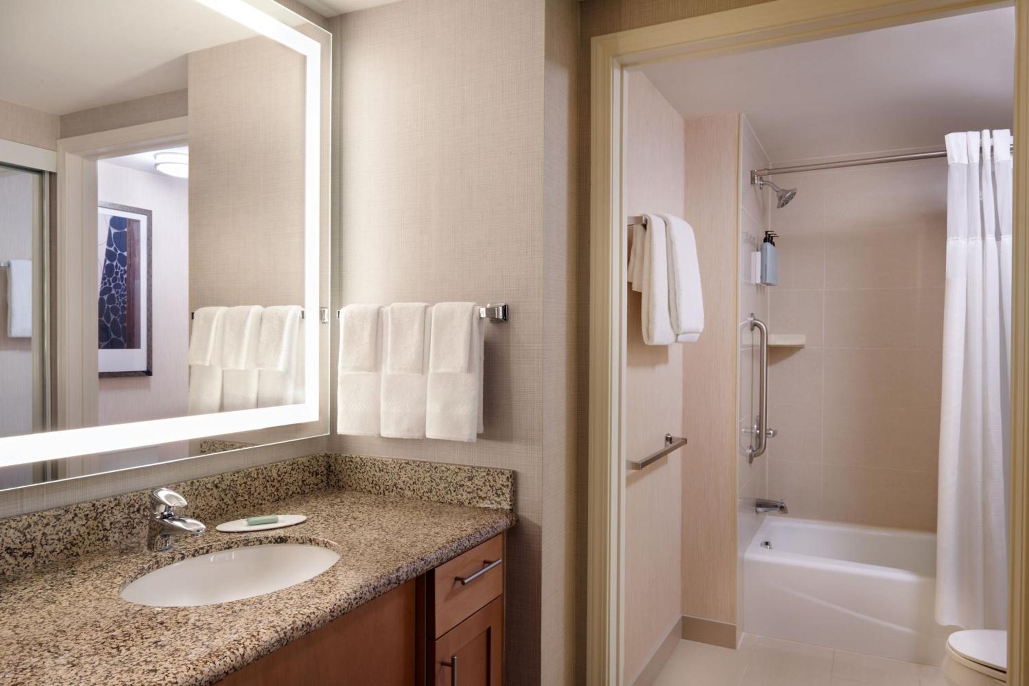 Residence Inn By Marriott Calgary Airport Bagian luar foto